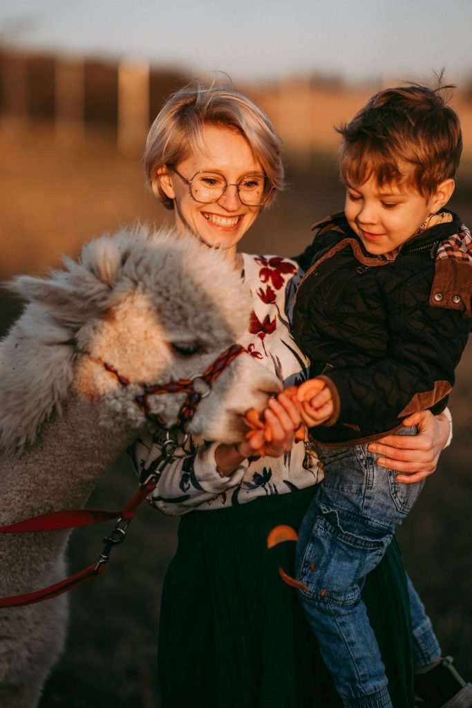 karmienie alpaki przez dzieci